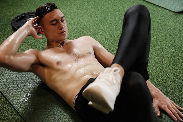 Van Lam va nhung cau thu Viet kieu co co bung 6 mui hinh anh