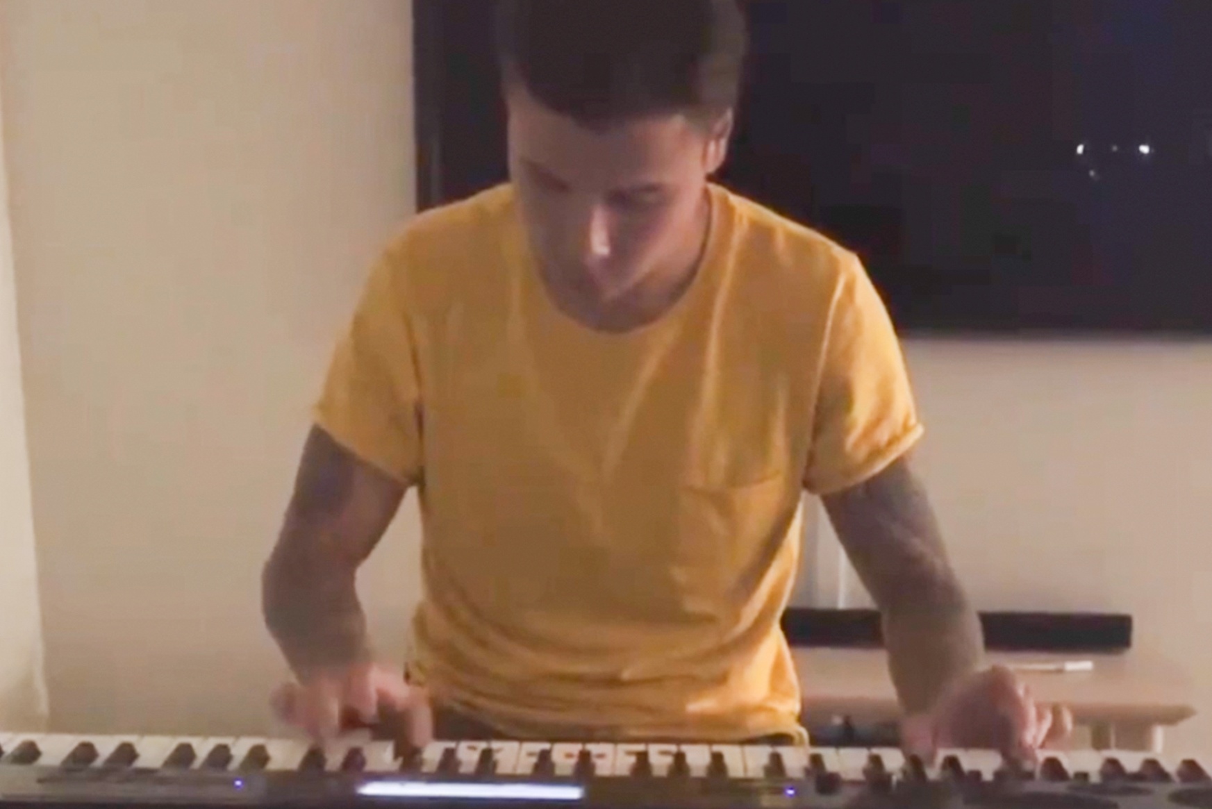 Alexander Dang choi dan piano hinh anh