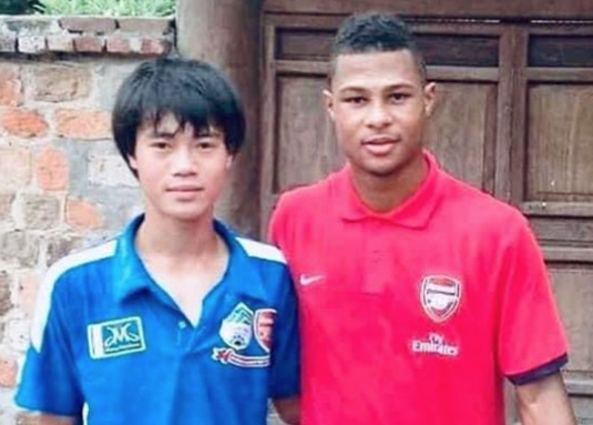 Van Toan khoe anh chup chung voi Gnabry hinh anh