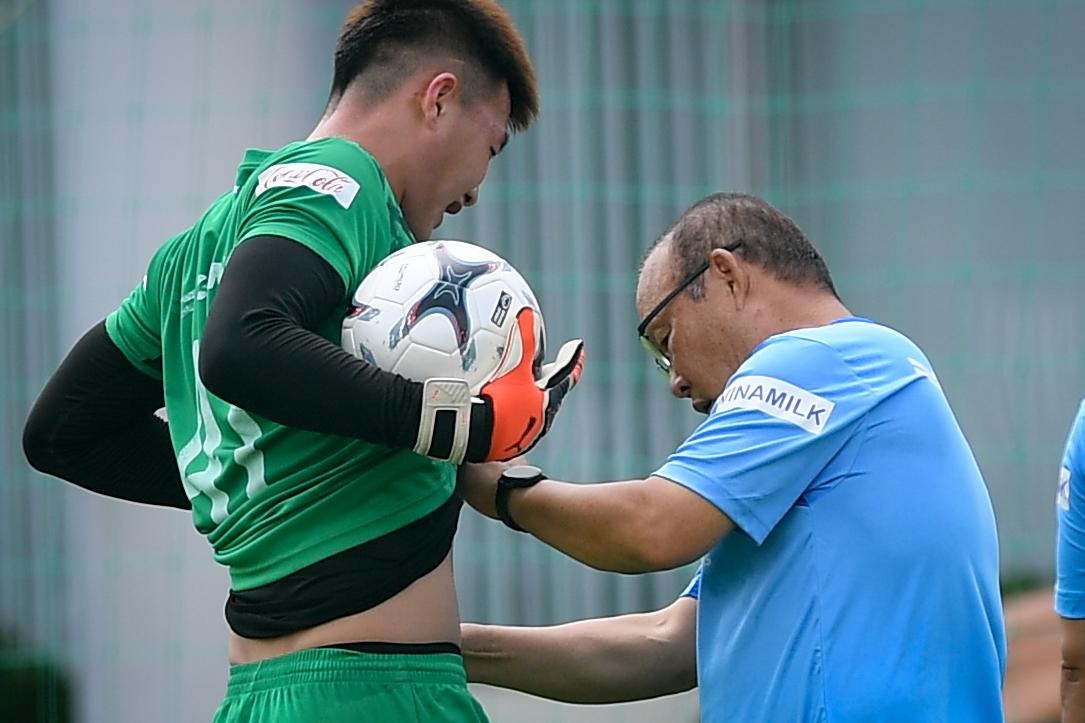 HLV Park cho cau thu U22 Viet Nam tap co bung hinh anh