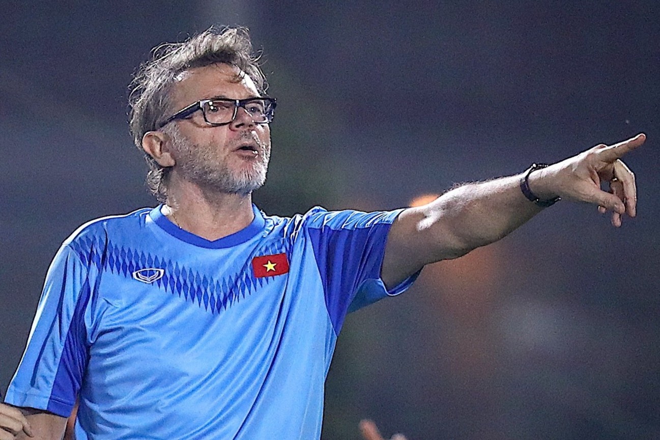 HLV Troussier muon doi U18 do suc lua U22 cua thay Park hinh anh