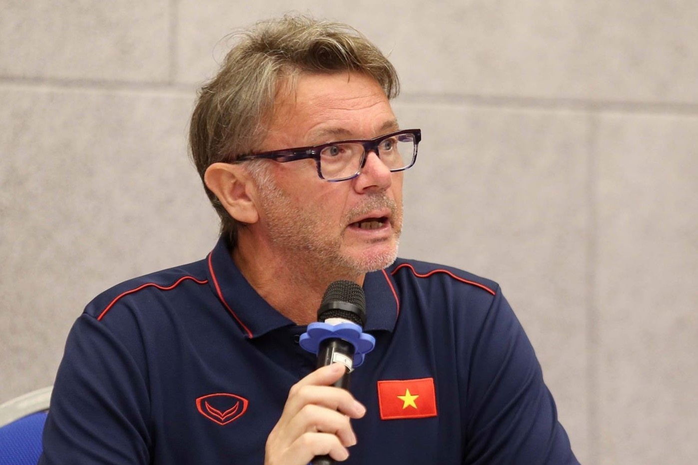 HLV Troussier lay PSG lam vi du cho U19 Viet Nam hinh anh