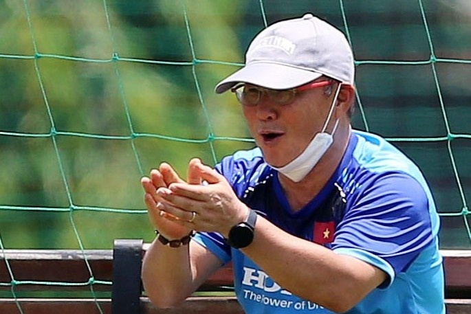 HLV Park xo giay ra san nhan Ngay the thao Viet Nam hinh anh