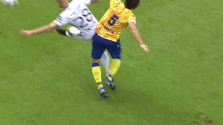 Cau thu bi duoi vi pha pham loi lo lieu o Bi hinh anh