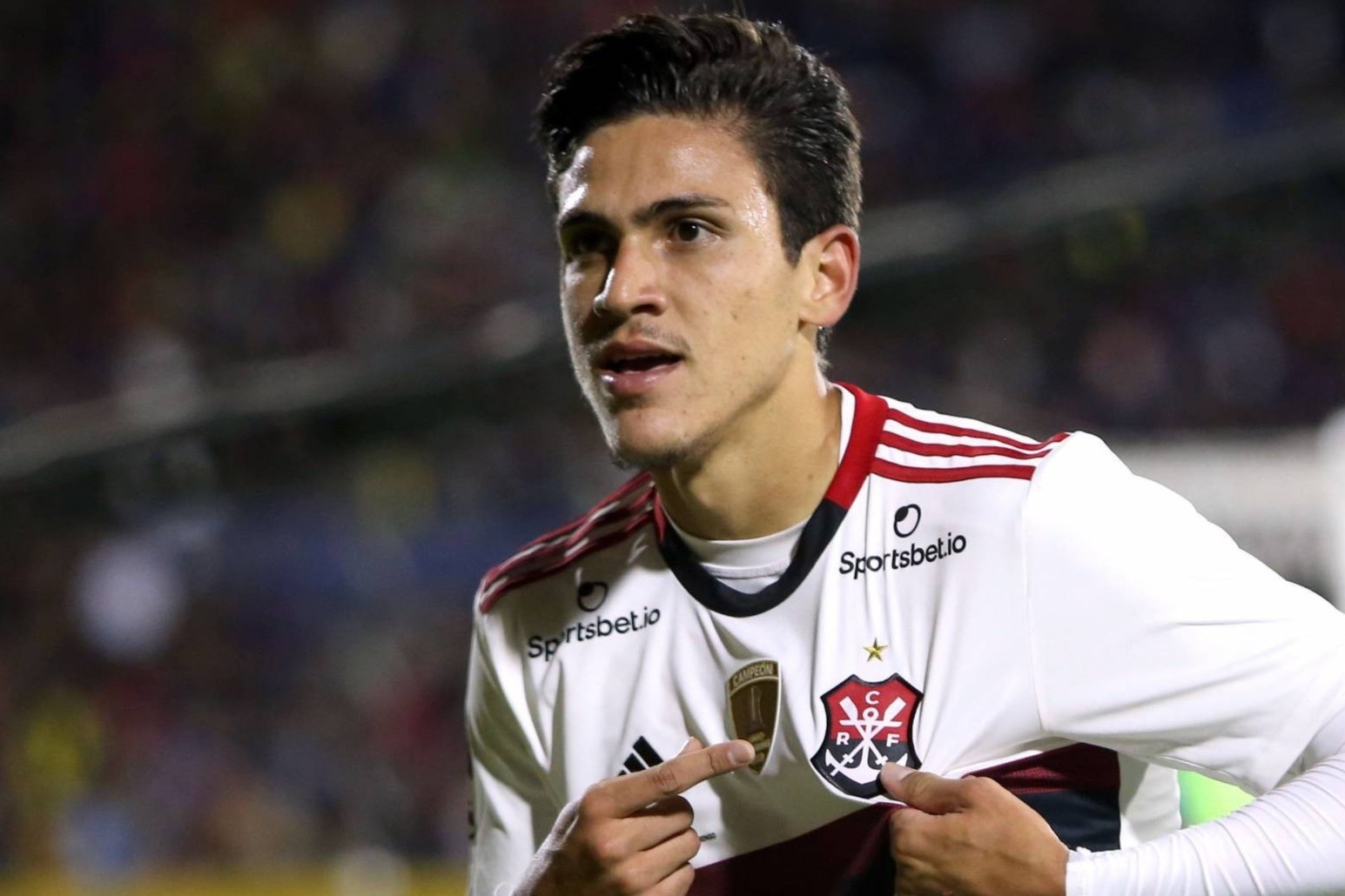 Cu sut dua bong cham 2 cot vao luoi o giai Brazil hinh anh