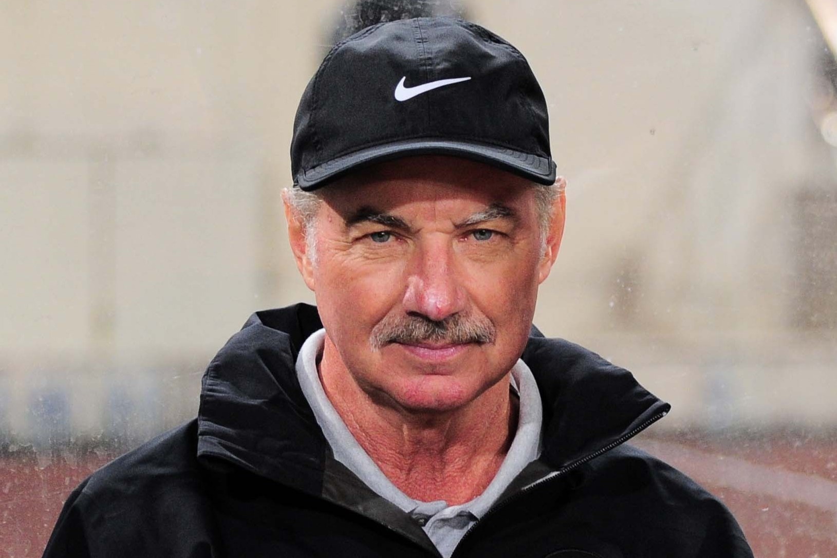 HLV Alfred Riedl qua doi hinh anh