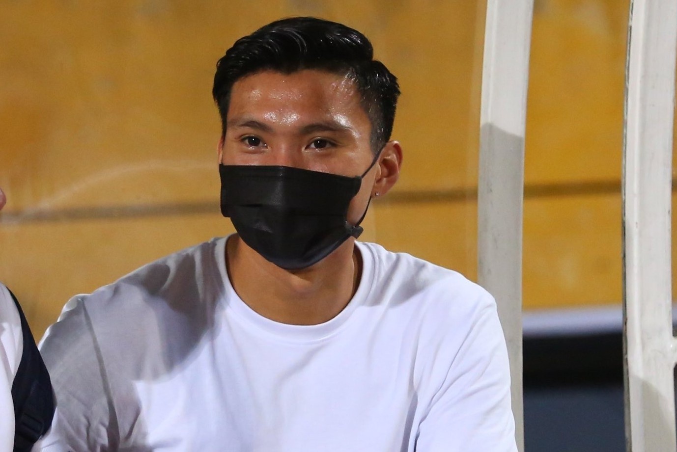 Van Hau sang Han Quoc phau thuat sau tran Viet Nam - Nhat Ban hinh anh