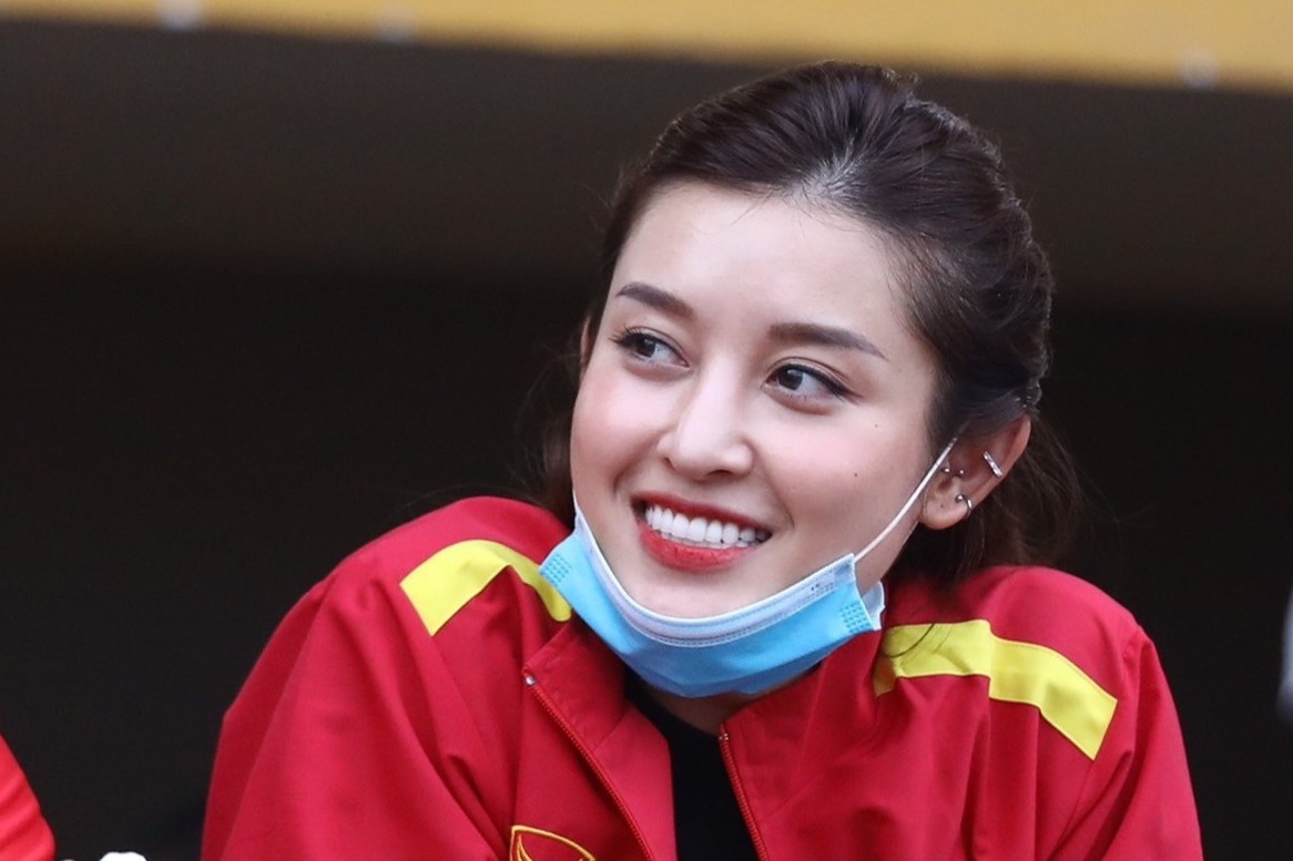 A hau Huyen My den san xem tran chung ket Cup Quoc gia hinh anh