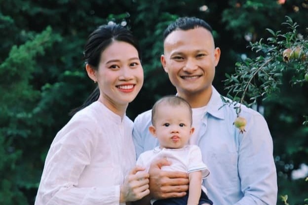 Trong Hoang dang anh don Trung thu dau tien cung con trai hinh anh