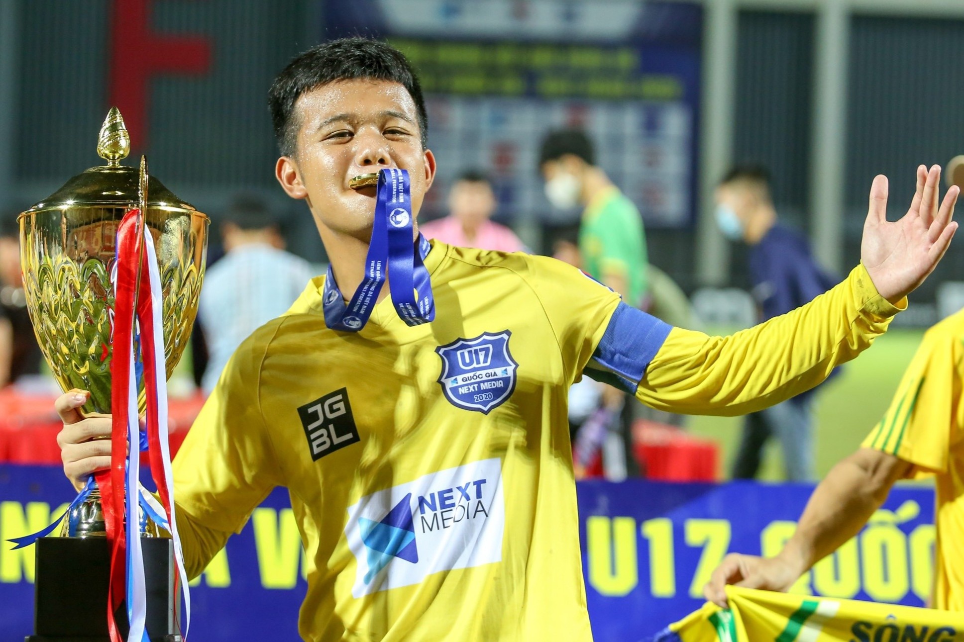 HLV SLNA khuyen con trai bo bong da sau chuc vo dich U17 Quoc gia hinh anh