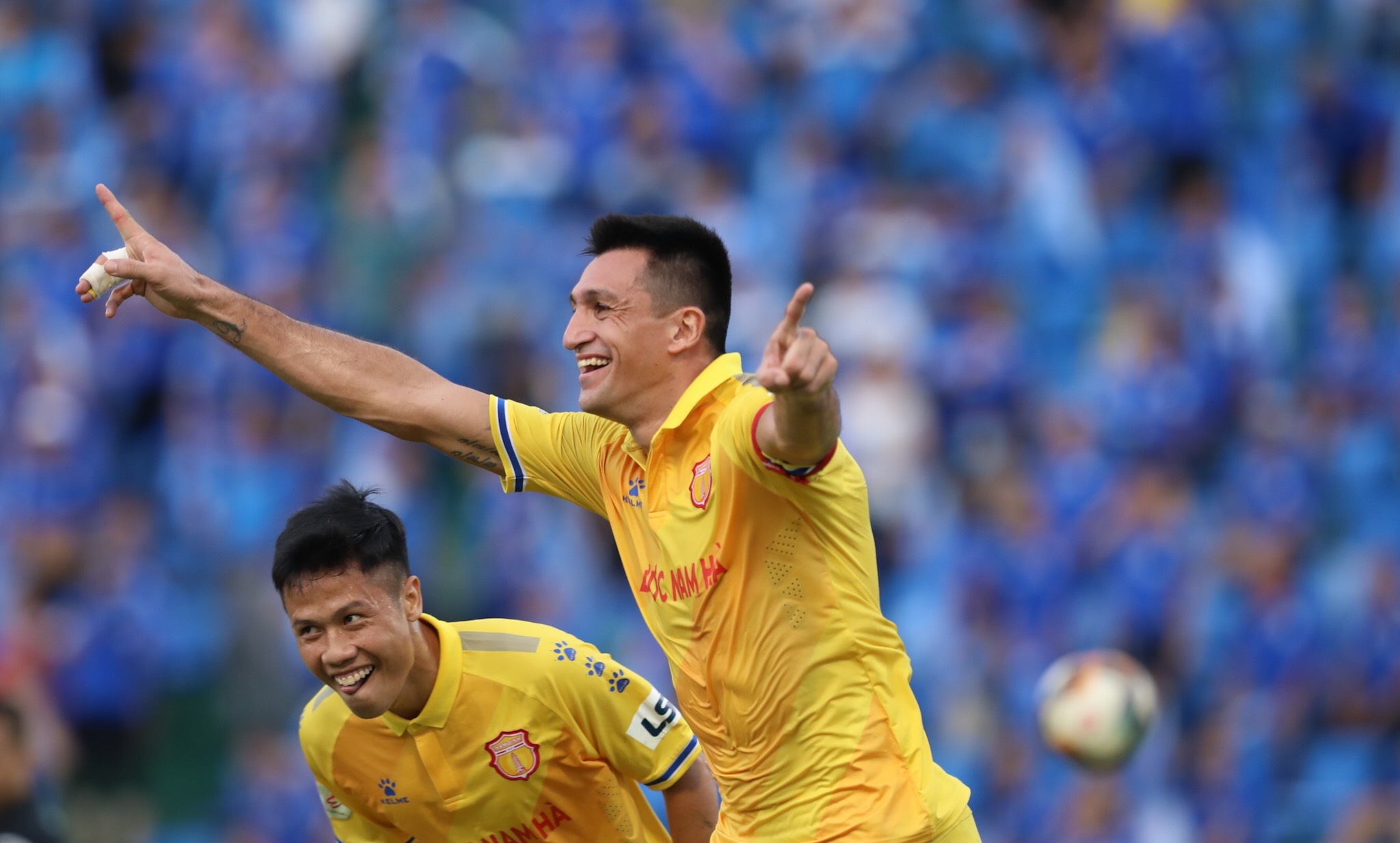 tien dao ngoai v.league anh 6