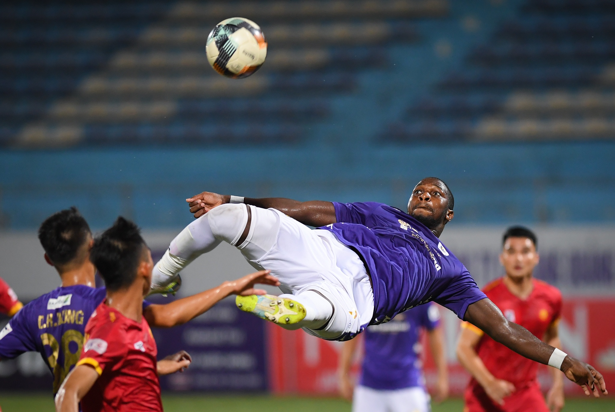 tien dao ngoai v.league anh 3