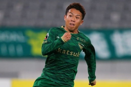 Cau thu ghi ban tu goc hep o Nhat Ban hinh anh