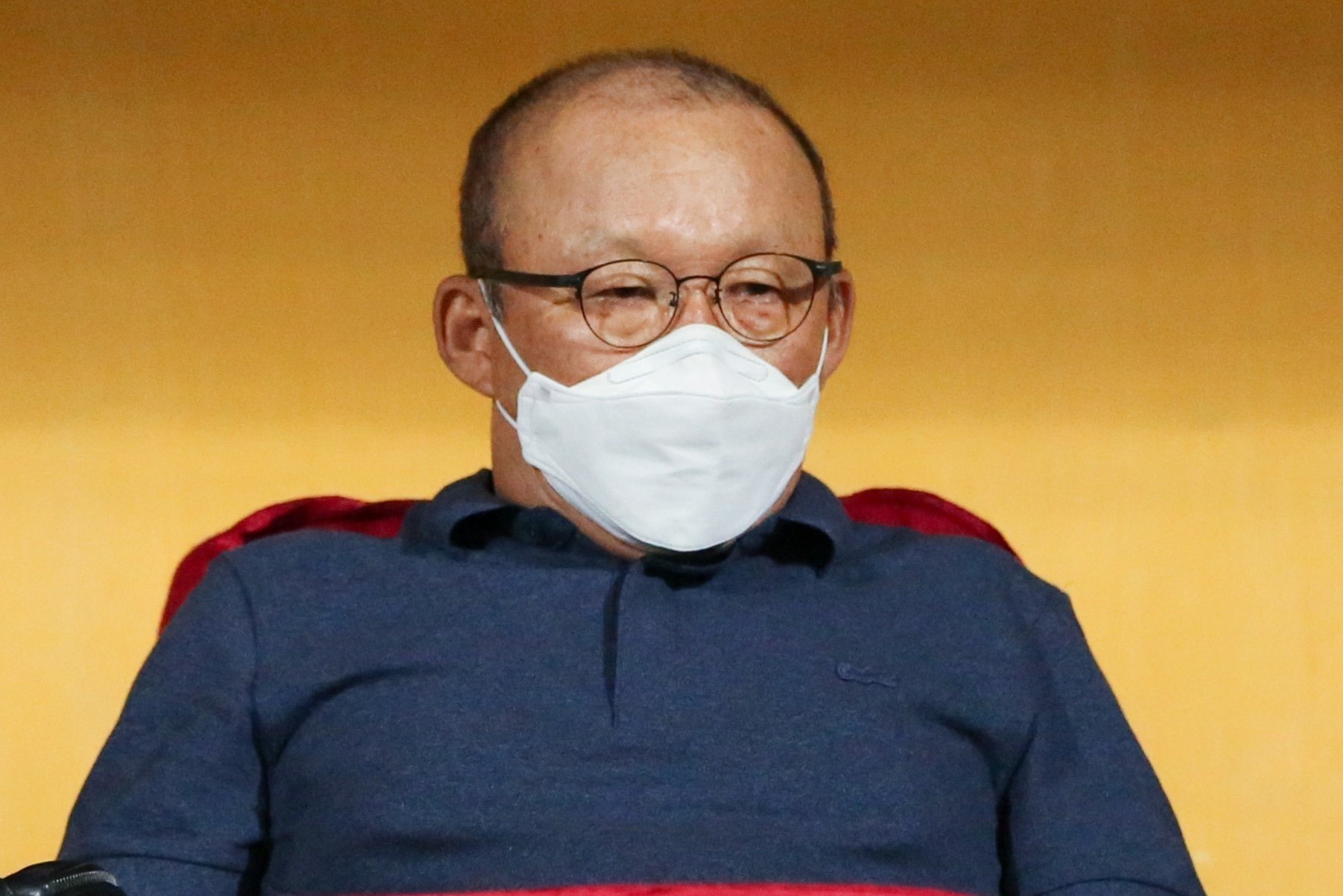 HLV Park muon Van Thanh di kiem tra chan thuong hinh anh