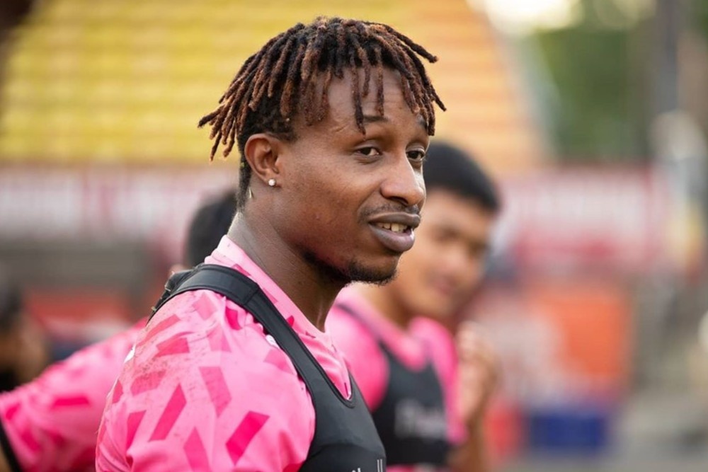 Sao nhap tich Malaysia bieu dien ky thuat khi ra mat CLB moi hinh anh