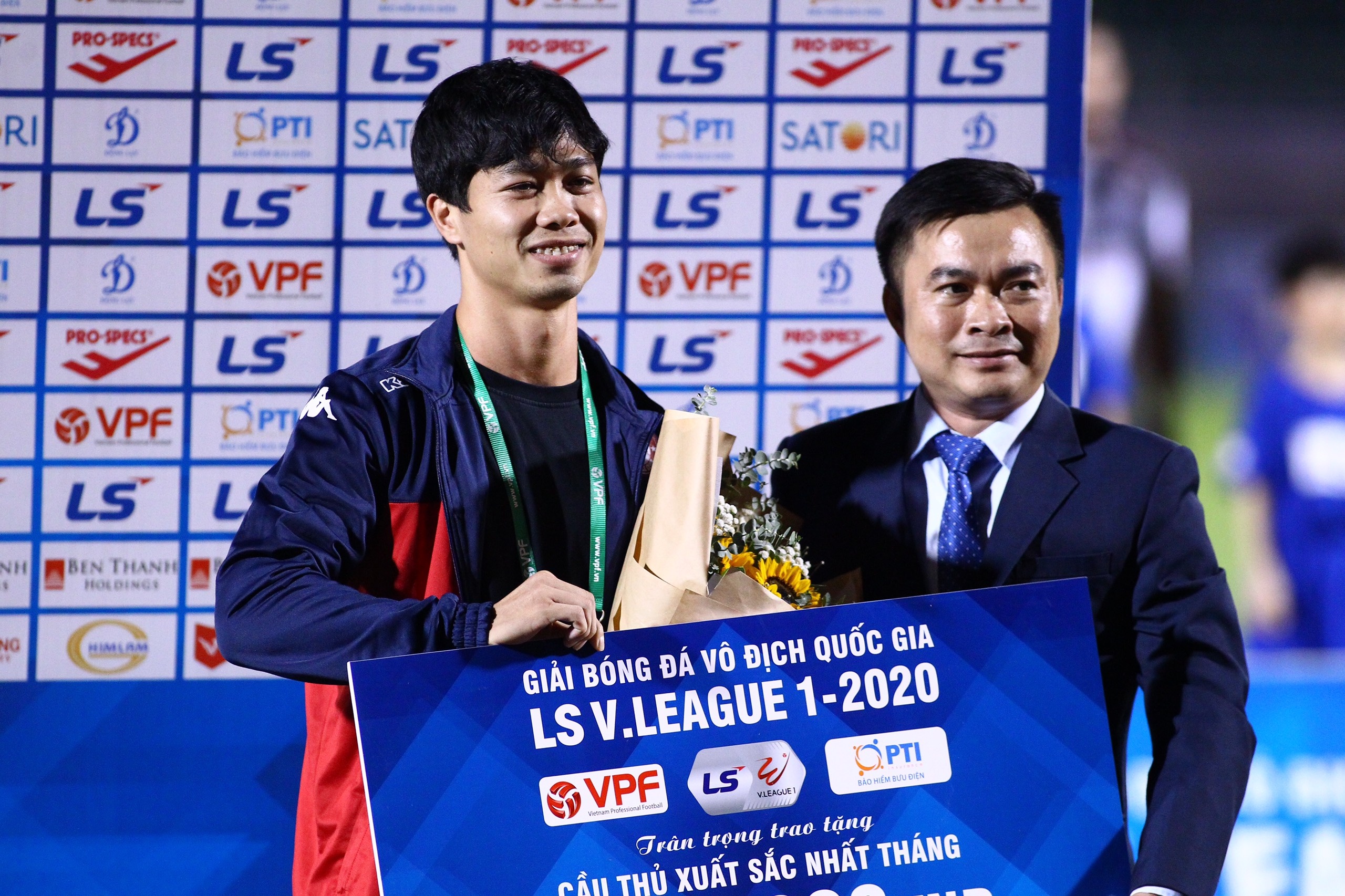 Cong Phuong quyen gop 2 giai cau thu xuat sac thang cho mien Trung hinh anh