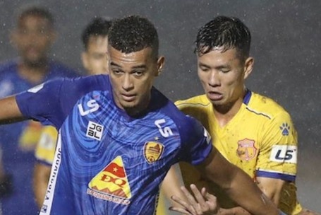 Trong tai bien tran Quang Nam - Nam Dinh bi dinh chi het mua giai hinh anh