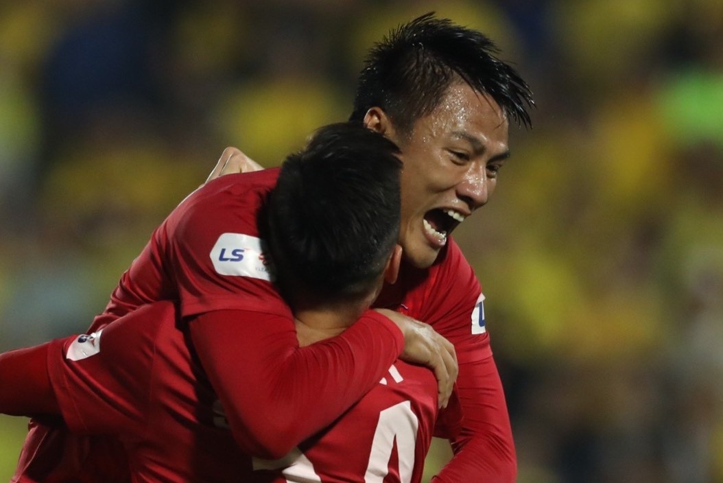 CLB Hai Phong an mung cam xuc khi tru hang thanh cong hinh anh