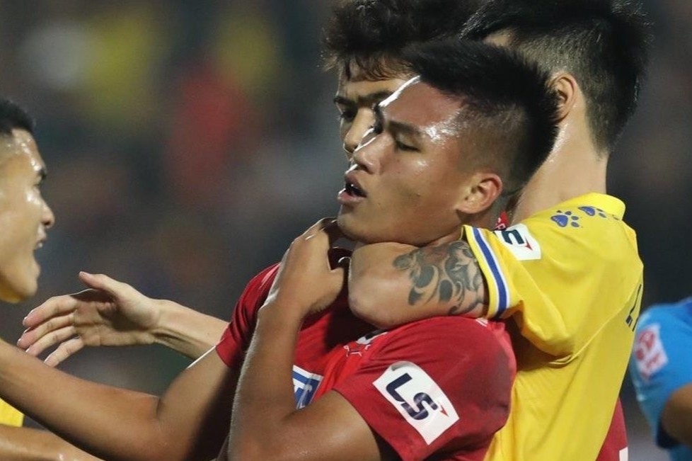 VFF phat Van Hanh va cau thu nem bong vao mat Hong Duy hinh anh