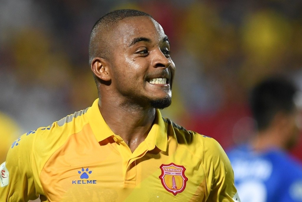 CLB Nam Dinh: 'Rafaelson doi luong cao qua, doi khong dap ung duoc' hinh anh