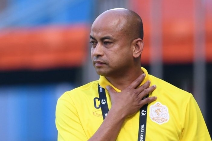 HLV Thai Lan len tieng truoc thong tin duoc moi dan dat CLB TP.HCM hinh anh