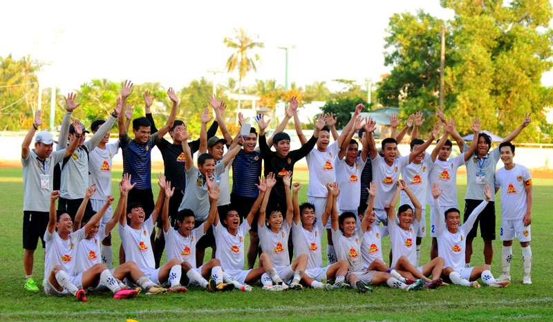 CLB Tre Quang Nam thang hang Nhi 2021 hinh anh