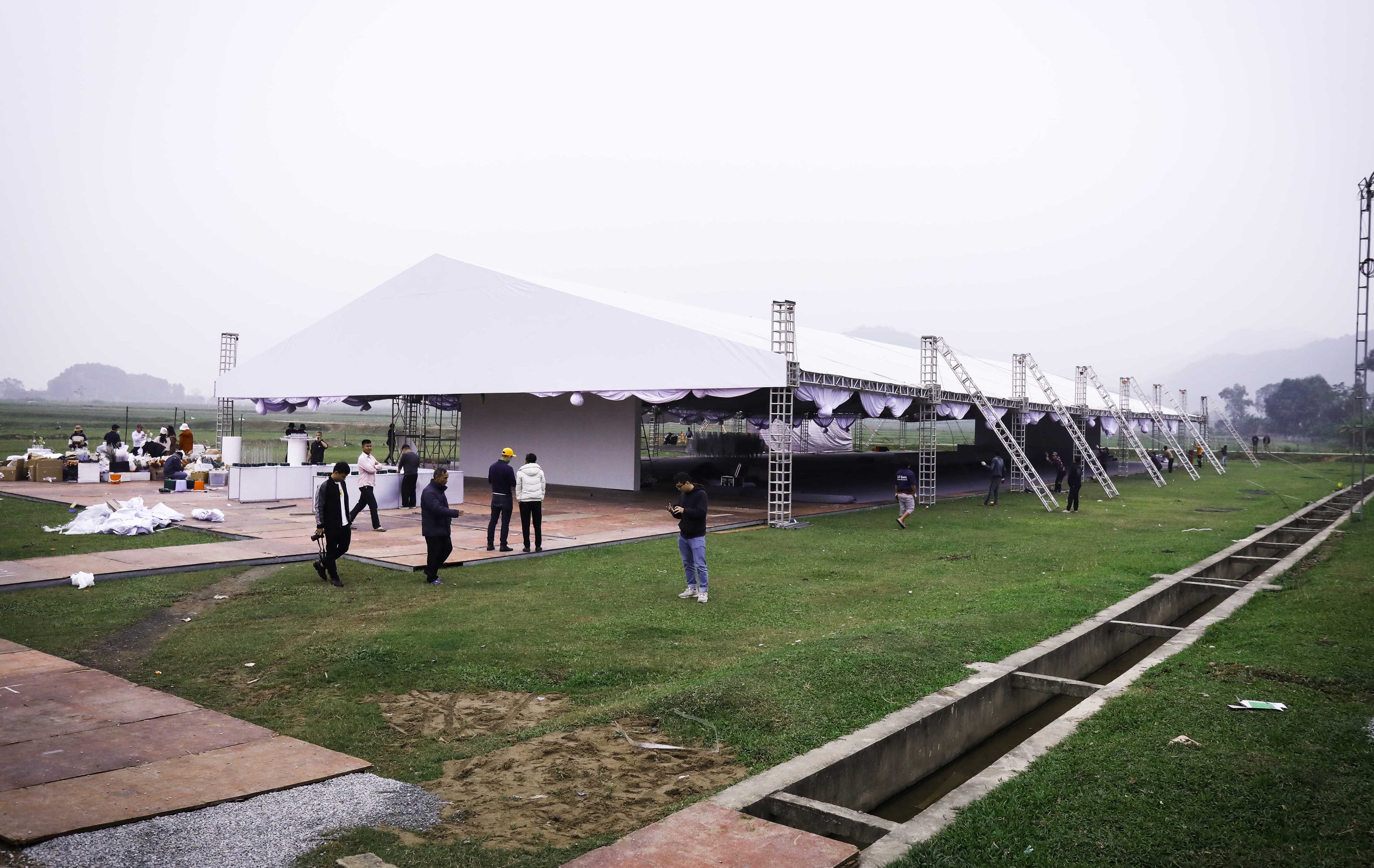 Rap cuoi cua Cong Phuong duoc dung tren san bong hinh anh