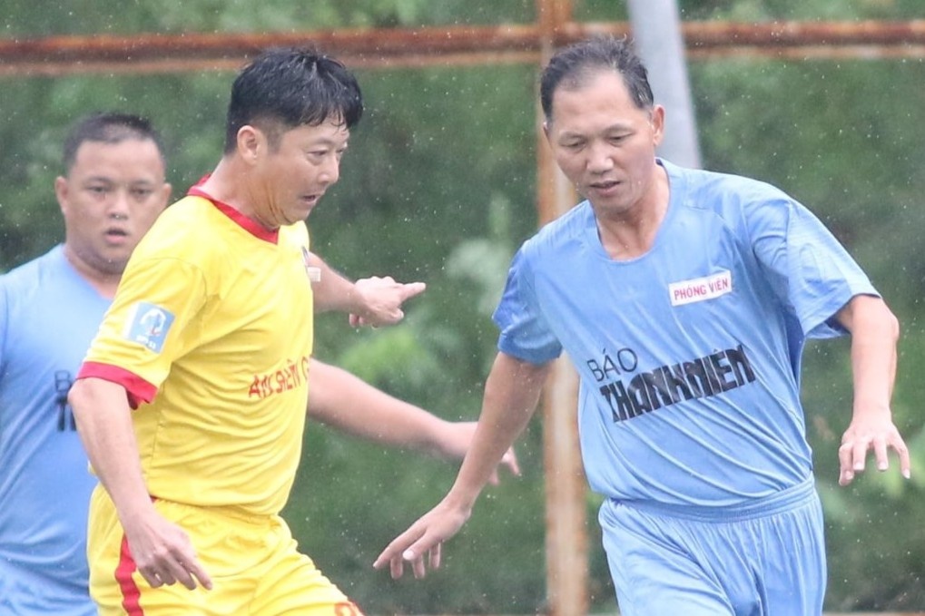 HLV Huynh Duc tai ngo nhieu dong nghiep tren san phong trao hinh anh