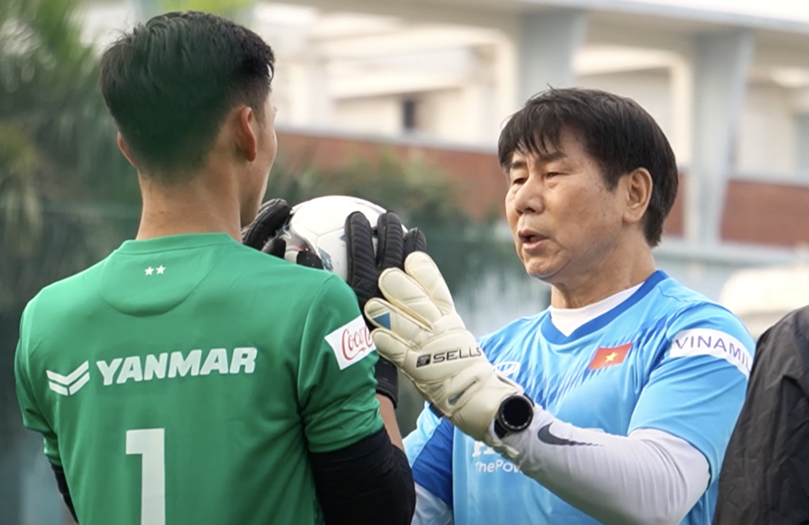 Cuu HLV thu mon tuyen Han Quoc tap buoi dau voi U22 Viet Nam hinh anh