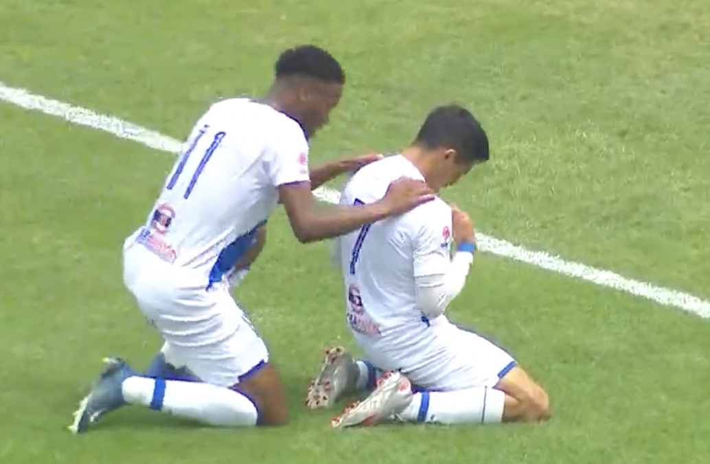 Cau thu ghi ban sau pha doc dien tu giua san o Peru hinh anh