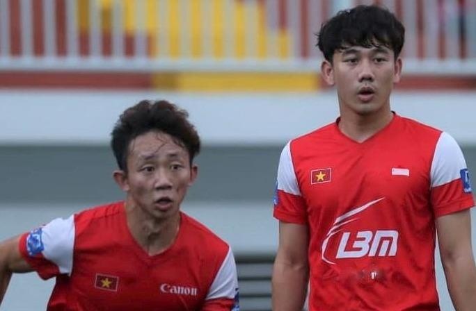 Bong da san 7 Viet Nam huong den dau truong khu vuc hinh anh