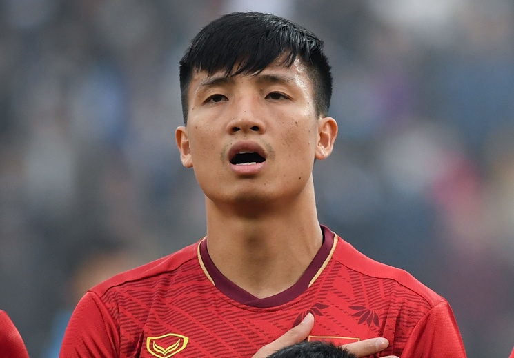 Trung ve Bui Tien Dung nghi da Sieu cup de cuoi vo hinh anh