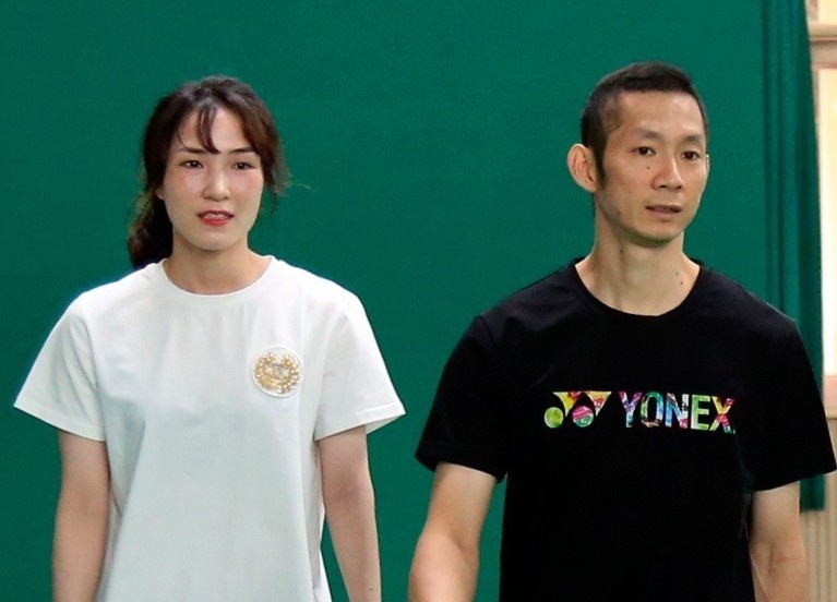 Vo chong Tien Minh du le ra mat giai cau long tre em o TP.HCM hinh anh