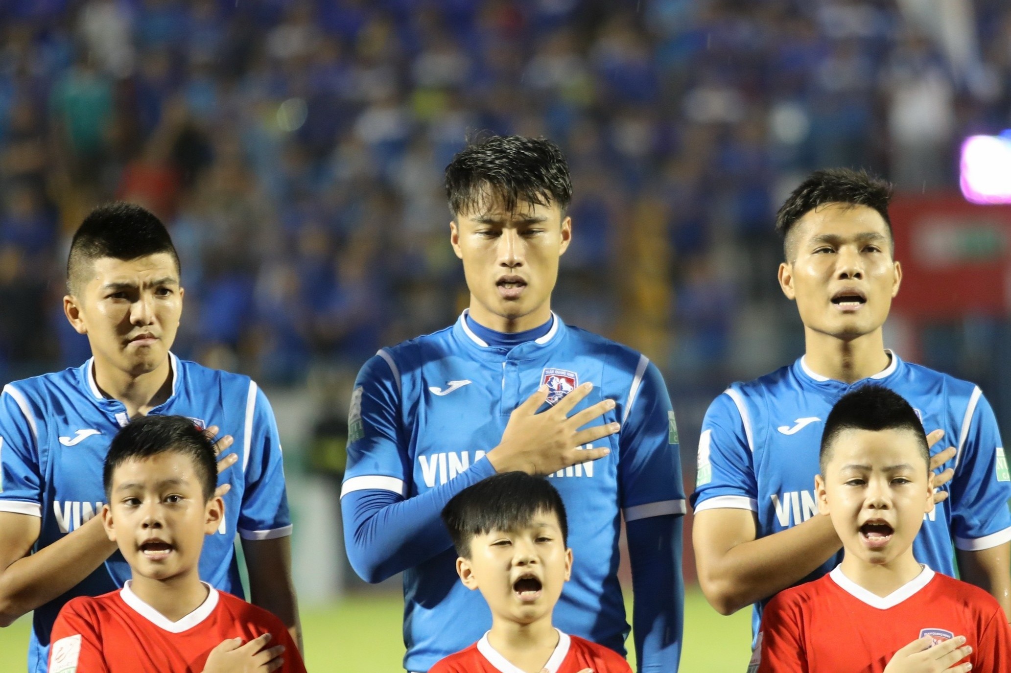 Cau thu CLB Quang Ninh tu choi tap luyen vi bi no luong hinh anh