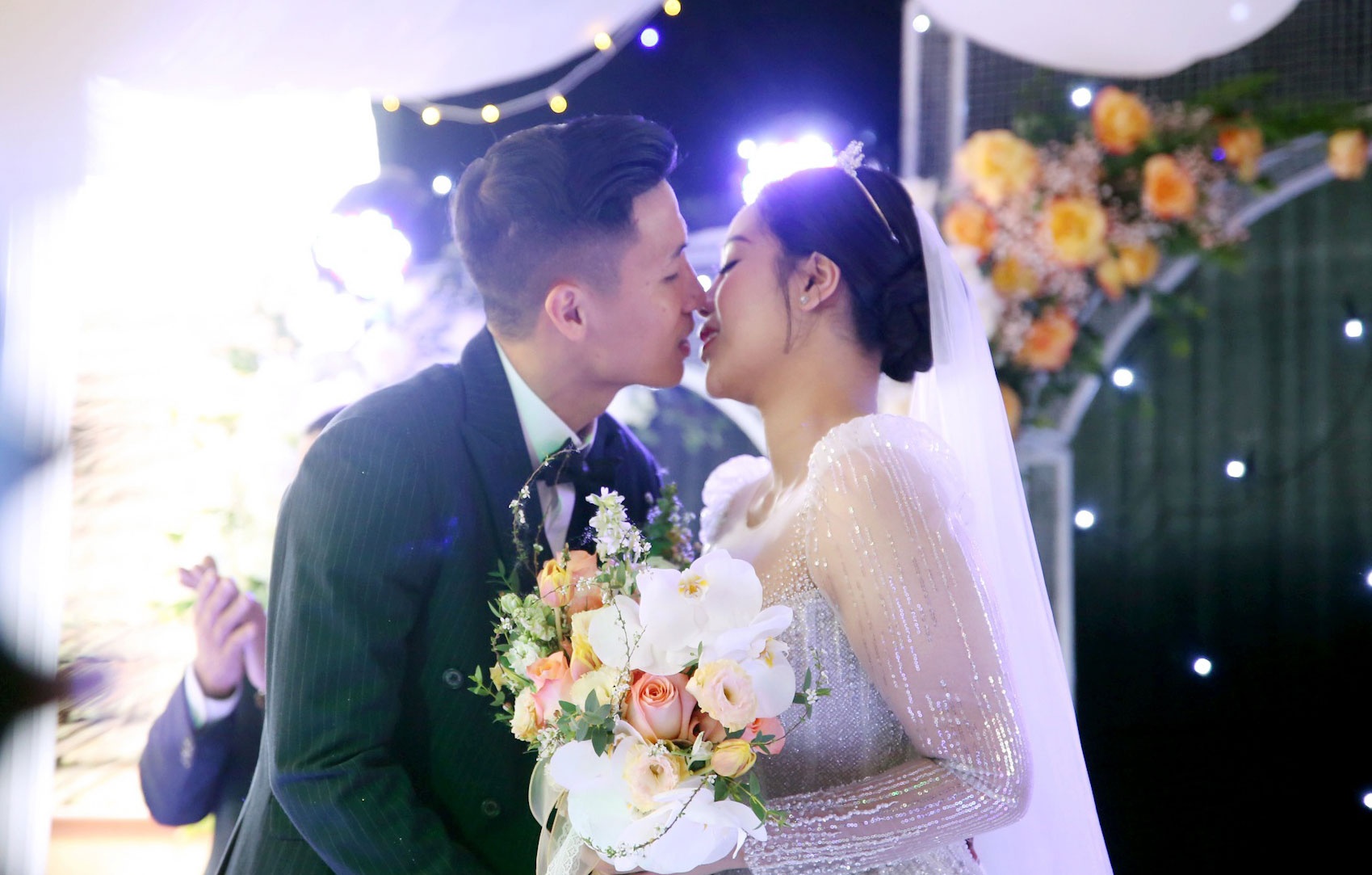 Nhieu ca si duoc moi du dam cuoi Bui Tien Dung hinh anh