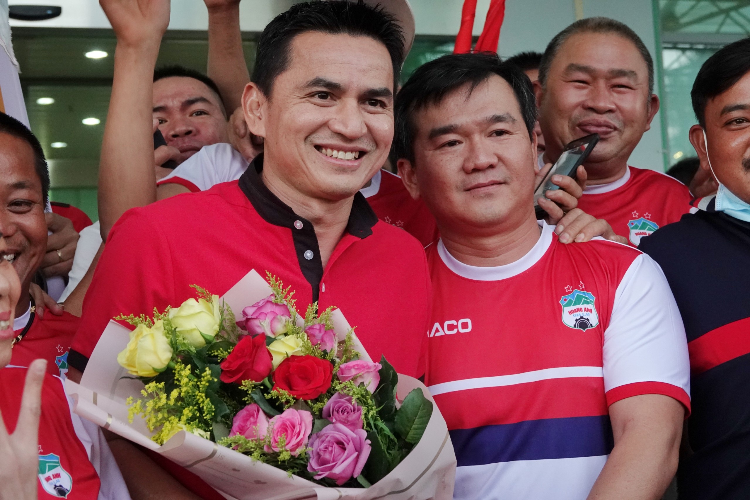 Kiatisak duoc nguoi ham mo chao don trong ngay tro ve Pleiku hinh anh