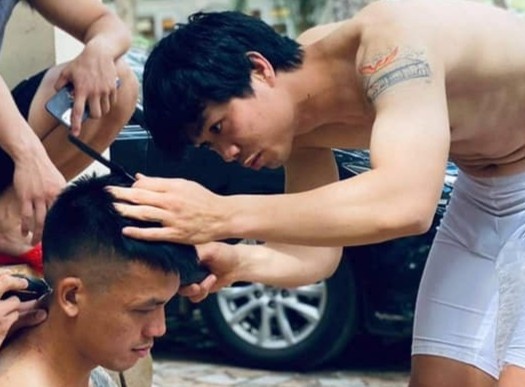 Cong Phuong cat toc cho dong doi hinh anh