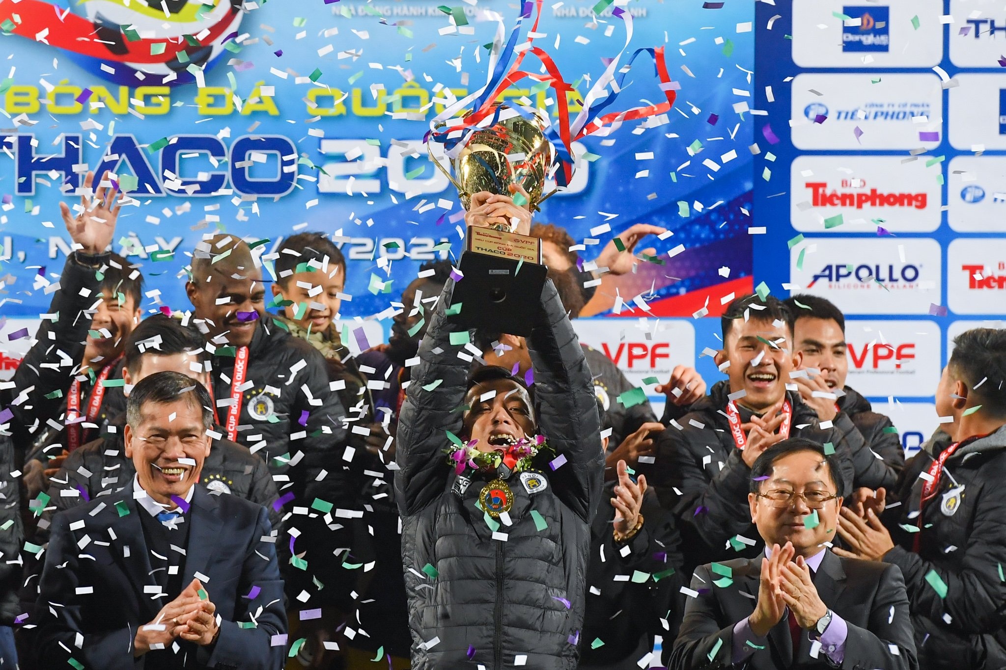 CLB Ha Noi an mung chuc vo dich Sieu cup duoi thoi tiet 10 do C hinh anh