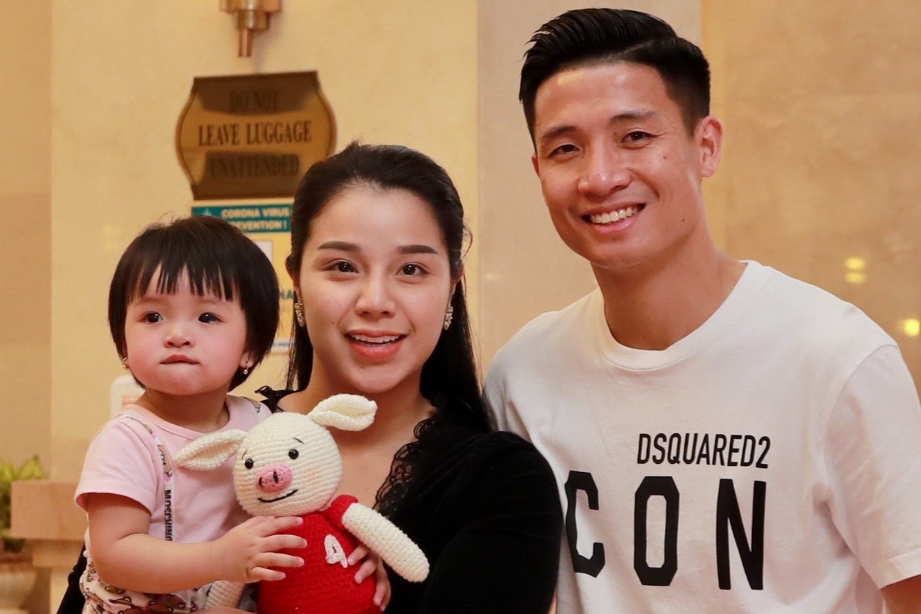 Bui Tien Dung dua vo con di du Gala Qua bong Vang hinh anh