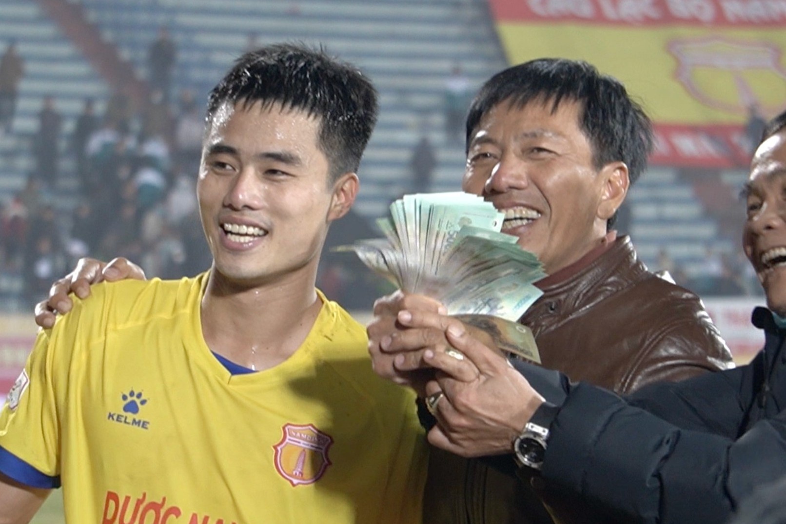 CLB Nam Dinh an mung cam xuc sau tran thang 3-0 truoc Ha Noi hinh anh