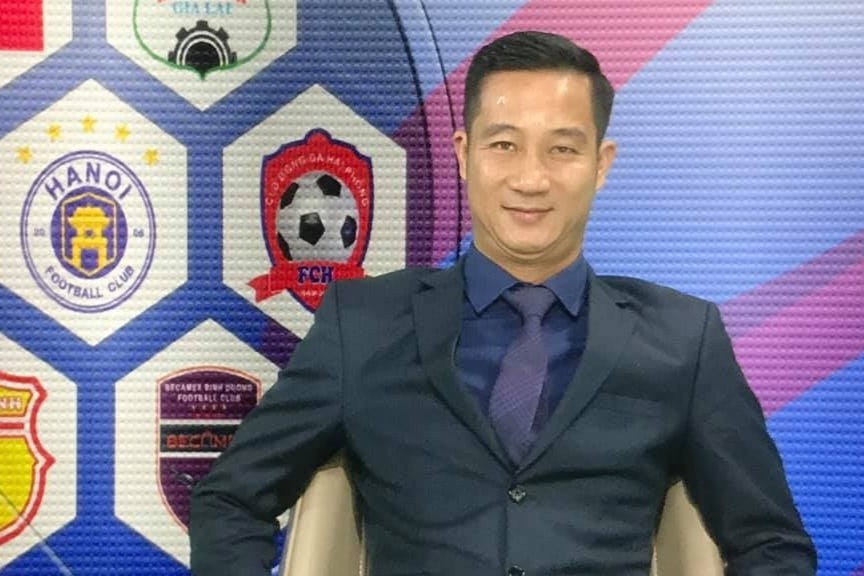 Cuu tuyen thu Quoc Vuong lam binh luan vien bong da hinh anh