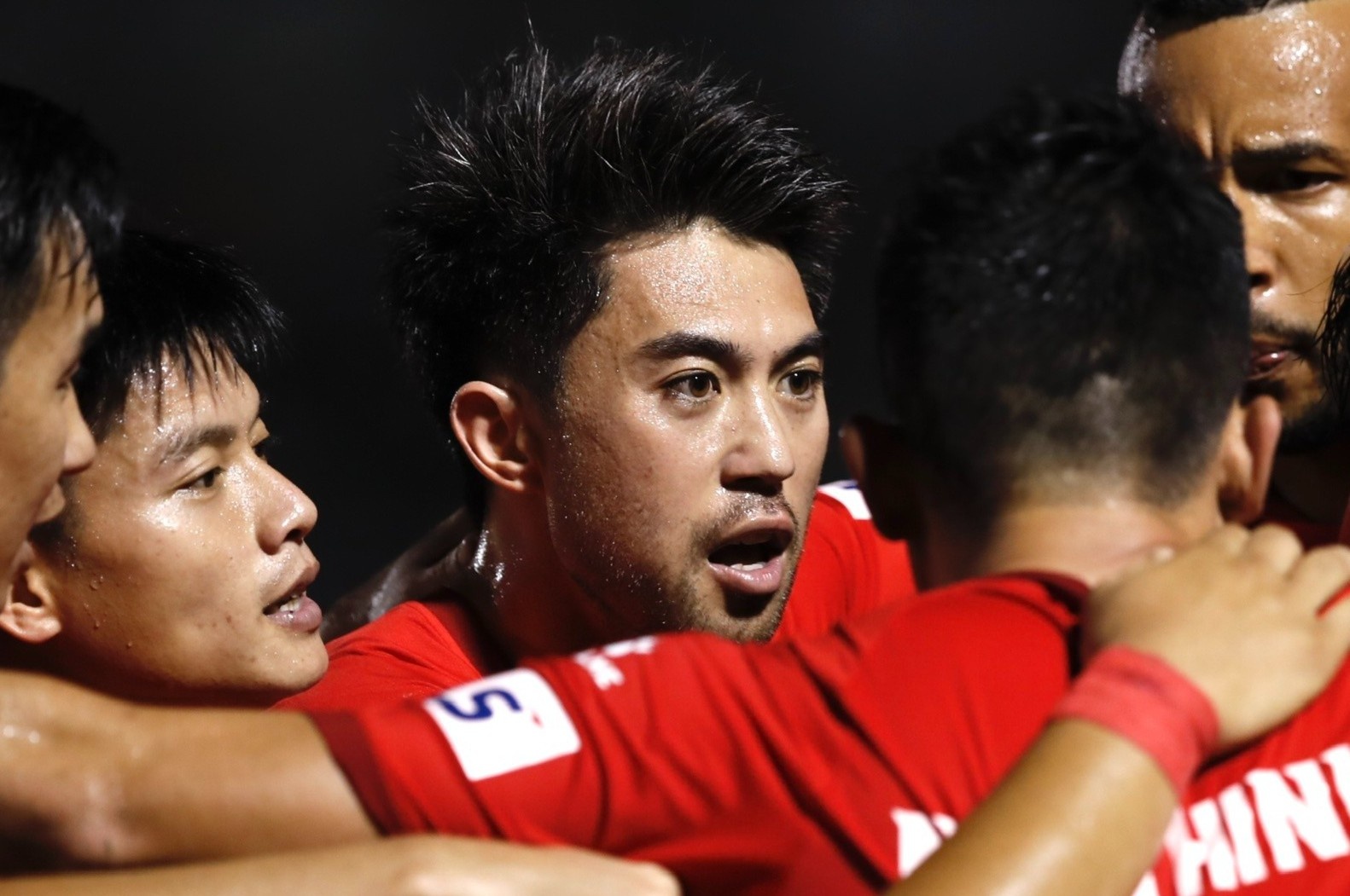 Dong doi danh loi khen cho man ra mat cua Lee Nguyen hinh anh