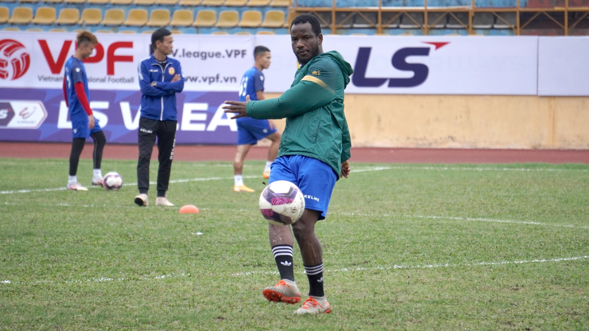 ngoai binh clb nam dinh anh 1