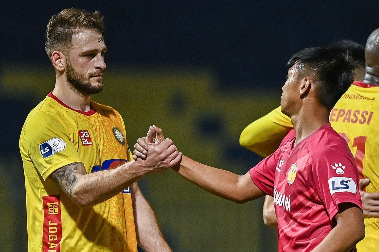 Gramoz: 'Truoc tran, toi co hoi tham va chuc suc khoe HLV Van Sy' hinh anh