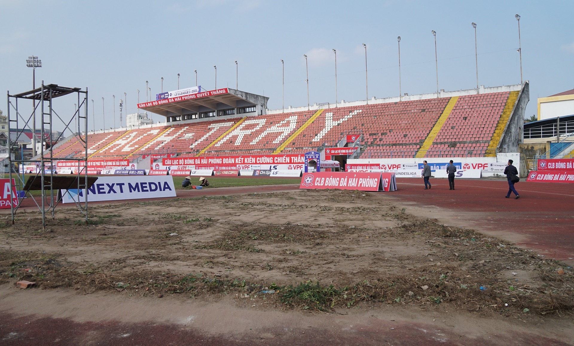 Cac doi V.League cai tao mat san trong luc nghi Tet hinh anh