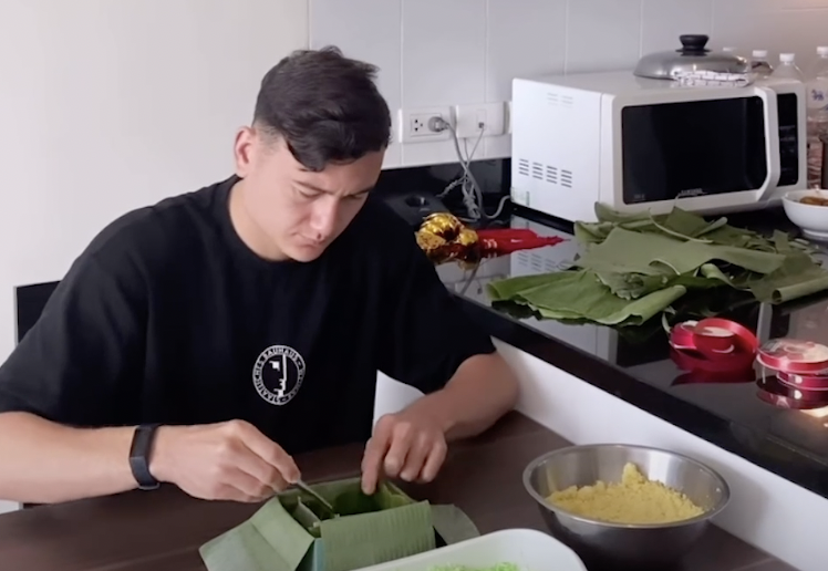 Van Lam lam banh chung o Thai Lan hinh anh