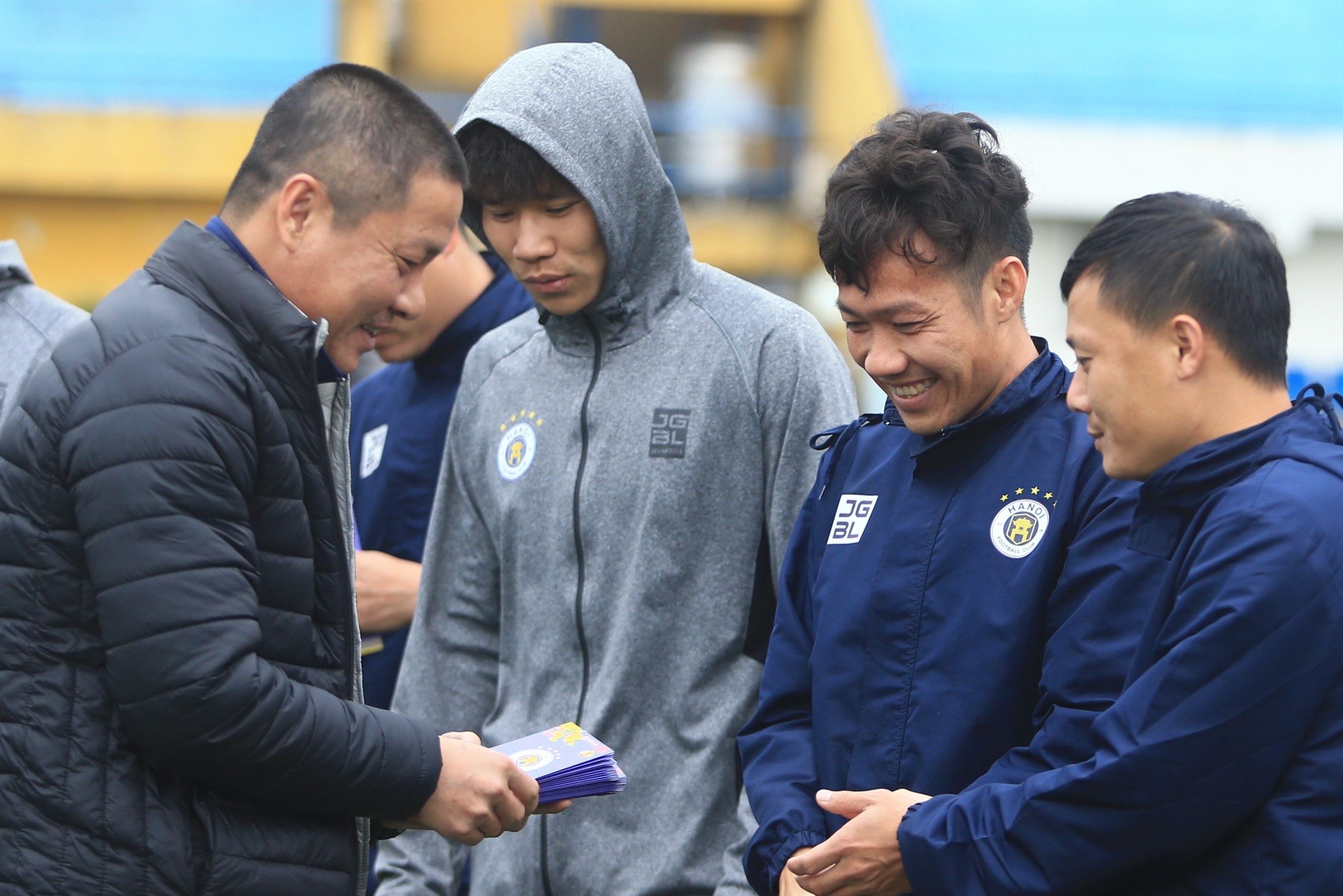 CLB Ha Noi tap khai xuan tren san Hang Day hinh anh