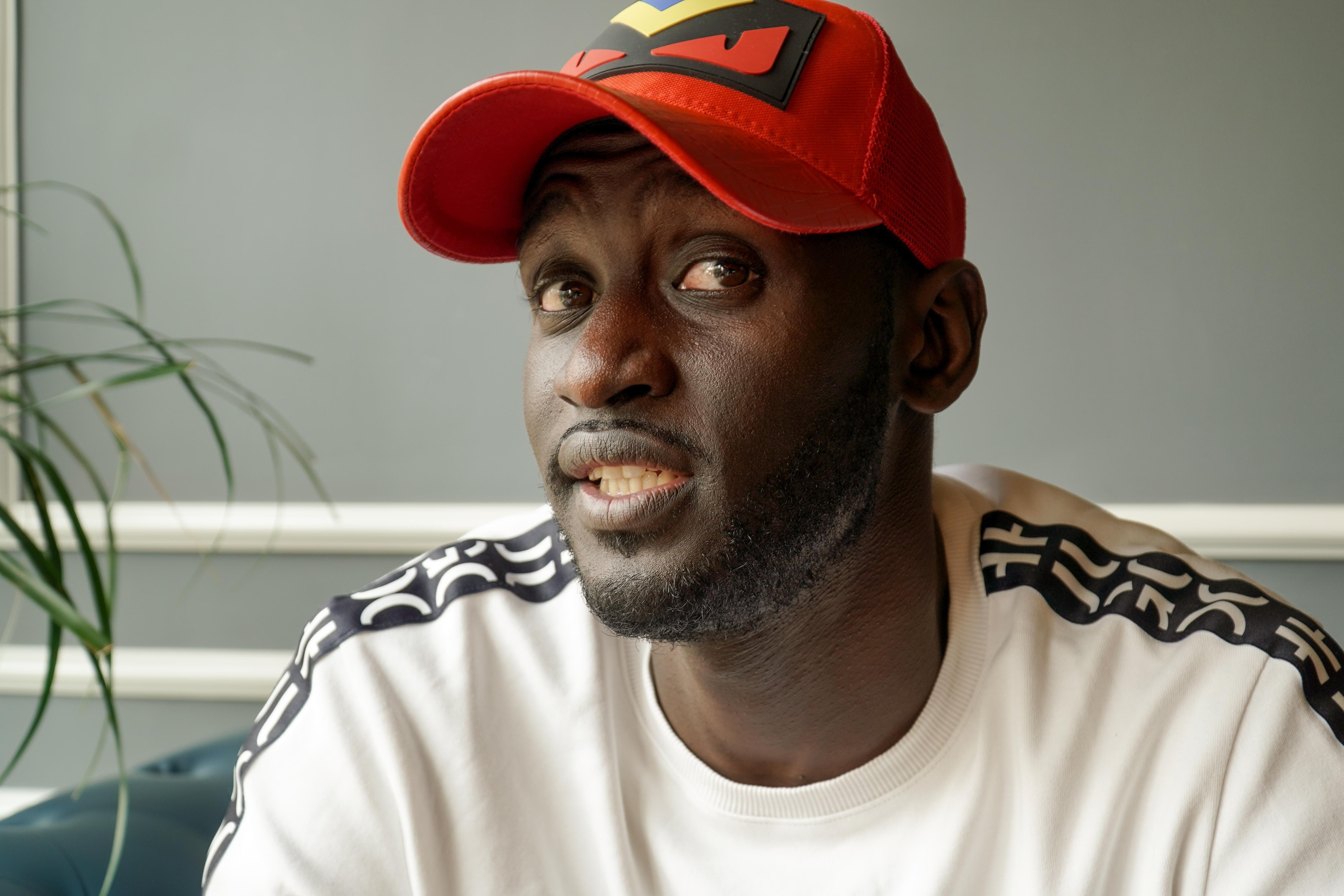 Papa Ibou Kebe: 'Nhung nguoi moi gioi dang lam hai V.League' hinh anh