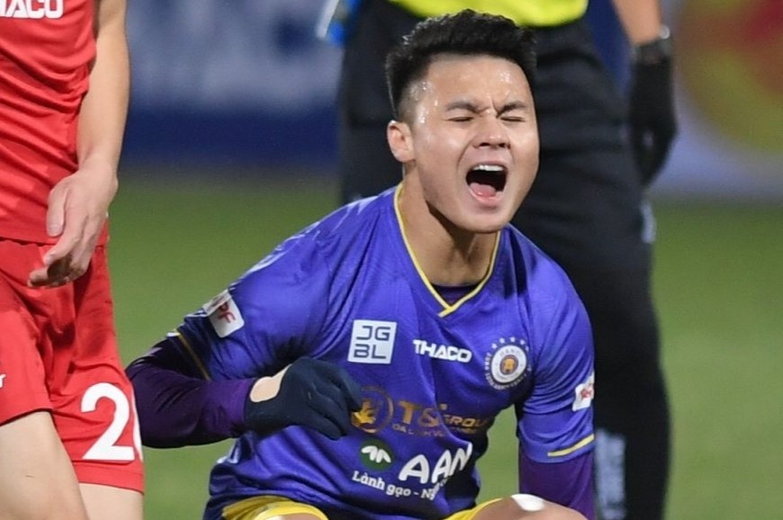 Quang Hai bi chan thuong day chang hinh anh