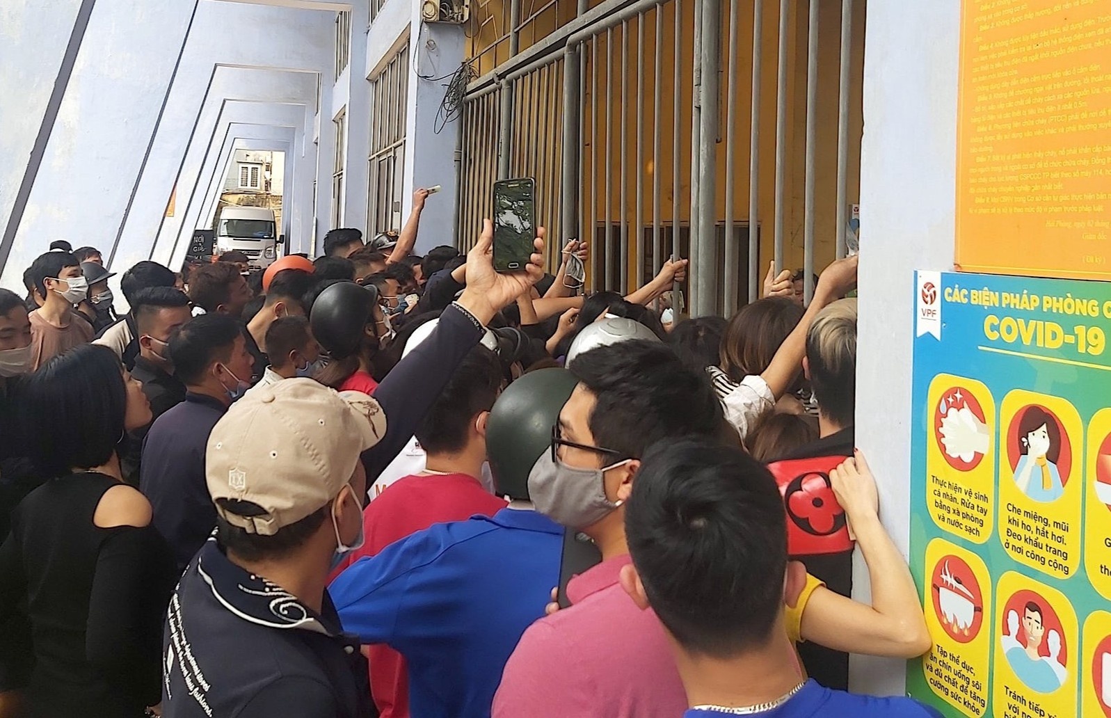 Sot ve tran CLB Hai Phong - Ha Noi hinh anh